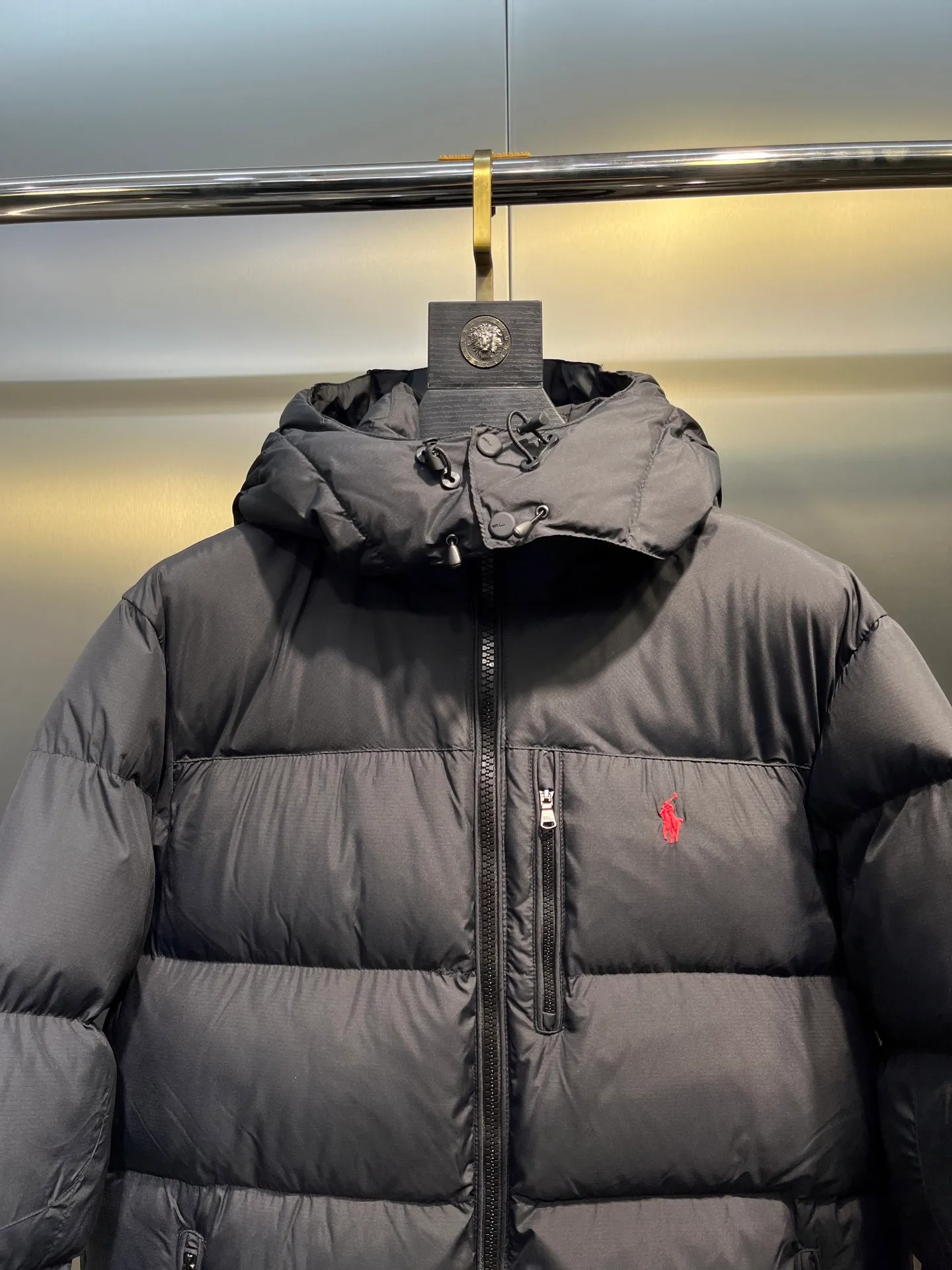 P980 Ralph Lauren polo unisex matte down jacket. Ralph is going crazy this year. The upper body fabric of major internet celebrities has a double-layer shin feel, which is full of weight! It's not as heavy as a regular jacket, and the ordinary cotton material feels really different. This one is super comfortable, soft and stylish, and has a green plaid interior that has a retro movie fashion feel! ✅Original custom-made 40D plaid four-level waterproof fabric, waterproof and anti-static fabric, exclusively using the original single-layer fabric method. The use of single-layer fabric has tested that the fabric and down must meet the standards to prevent velvet running, and ensure the feel and bulkiness. The interior is made of nylon double-layer sealing design, which will not cause any velvet running phenomenon. The adjustable hem with built-in drawstring buckle can prevent wind and cold. ✅ Silhouette jacket The upper body shape is super good, and the LOGO design on the chest is prominent. It is a style highly recommended by foreign bloggers. ✅Original original data layout, coordinated, loose, warm, fashionable, real original internal data, tolerant version. ✅Imported Behringer embroidery machine, custom-made 10,000-needle electric embroidery, using imported No. 7 needles, imported embroidery thread, ensuring that each word is full, three-dimensional and clear, and can be called the most expensive embroidery logo. ✅It is filled with national standard 80% white duck down, which has better thermal insulation performance, is light and not heavy, and has good fluff recovery after compression! ✅RDS certified high-quality 700 high fluffy white duck down filling ✅The zipper is customized from the Yoshida RL factory, with clear engravings and perfect and smooth texture ✅Accessories and buttons are all developed using the original version The fit is loose but not baggy. The size is just right and not picky. The dropped shoulder design modifies the shoulders without making them look bulky. This silhouette is a style that will never go out of style. The upper body is also very durable and recognizable. The loose and reasonable fit can be worn by both men and women. It is easy to create a clean and refreshing youthful look. Size: S M L XL XXL